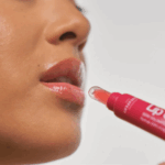 Slika proizvoda NOVEXPERT Lip up booster za usne sa hijaluronskom kiselinom 8ml iz online apoteke Moja Farmacija - BIH