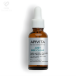 Apivita Just Bee Clear serum sa 10% azelaične kiseline i propolisom za tretman akni i mrlja.