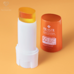 Nanošenje Rilastil transparentnog sticka SPF 50+ na usne i osjetljive zone lica.