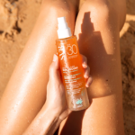 Lagana i nevidljiva tekstura SVR Sun Secure Eau Solaire SPF30 vodice na koži.
