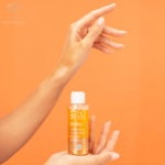 Lagana tekstura SVR Sun Secure Glow vodice sa zlatnim i bronzanim česticama na koži.