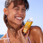 Veličina pakovanja SVR Sun Secure Glow SPF50+ od 100ml u ruci kao prikaz praktičnosti za putovanja.