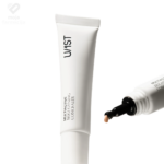 Kremasta tekstura U/1ST Multiactive Brightening korektora sa kofeinom i vitaminom C.