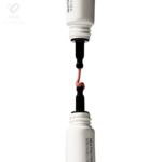 Vodeno-kremasta tekstura U1ST Multiactive Serum Blush rumenila na koži s prirodnim dewy sjajem.
